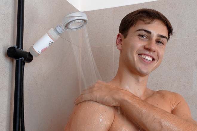 Person duscht mit gefiltertem Wasser zum Thema Wasserqualität