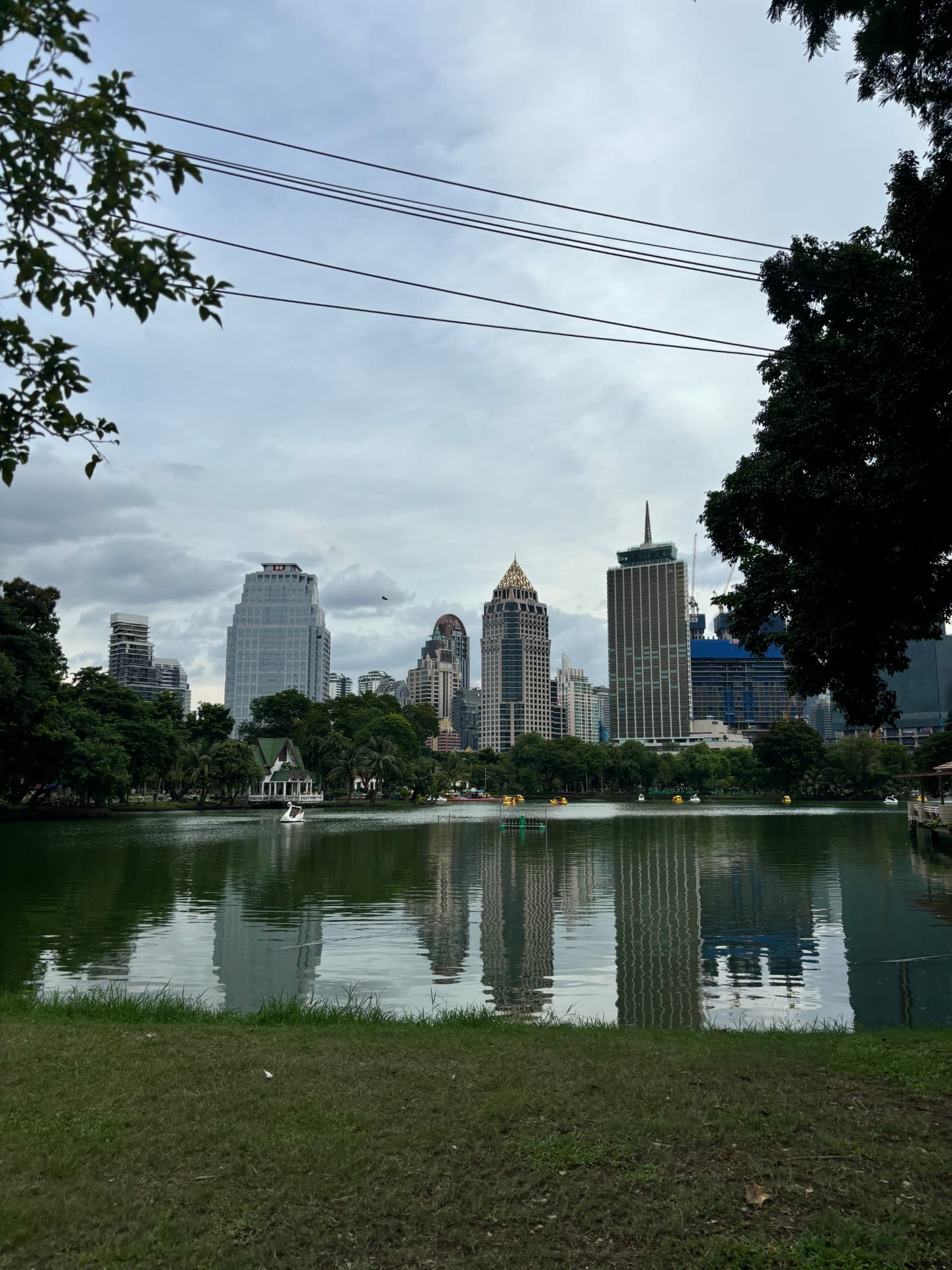 Stadtpark in Bangkok, Thailand, zum Thema hartes Wasser