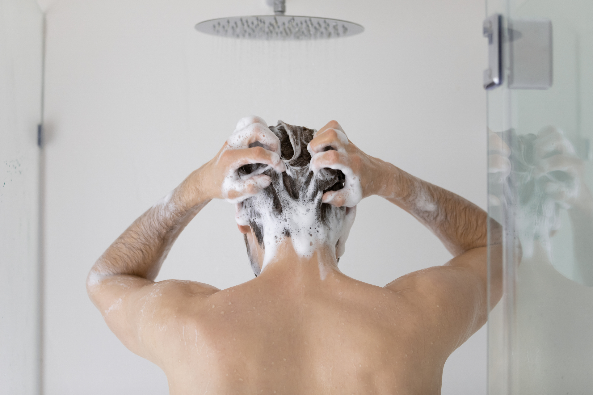 Person duscht mit gefiltertem Wasser
