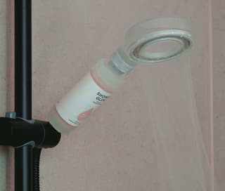 Hydra Glow Duschfilter wird eingesetzt und anschließend von einem Mann unter der Dusche verwendet