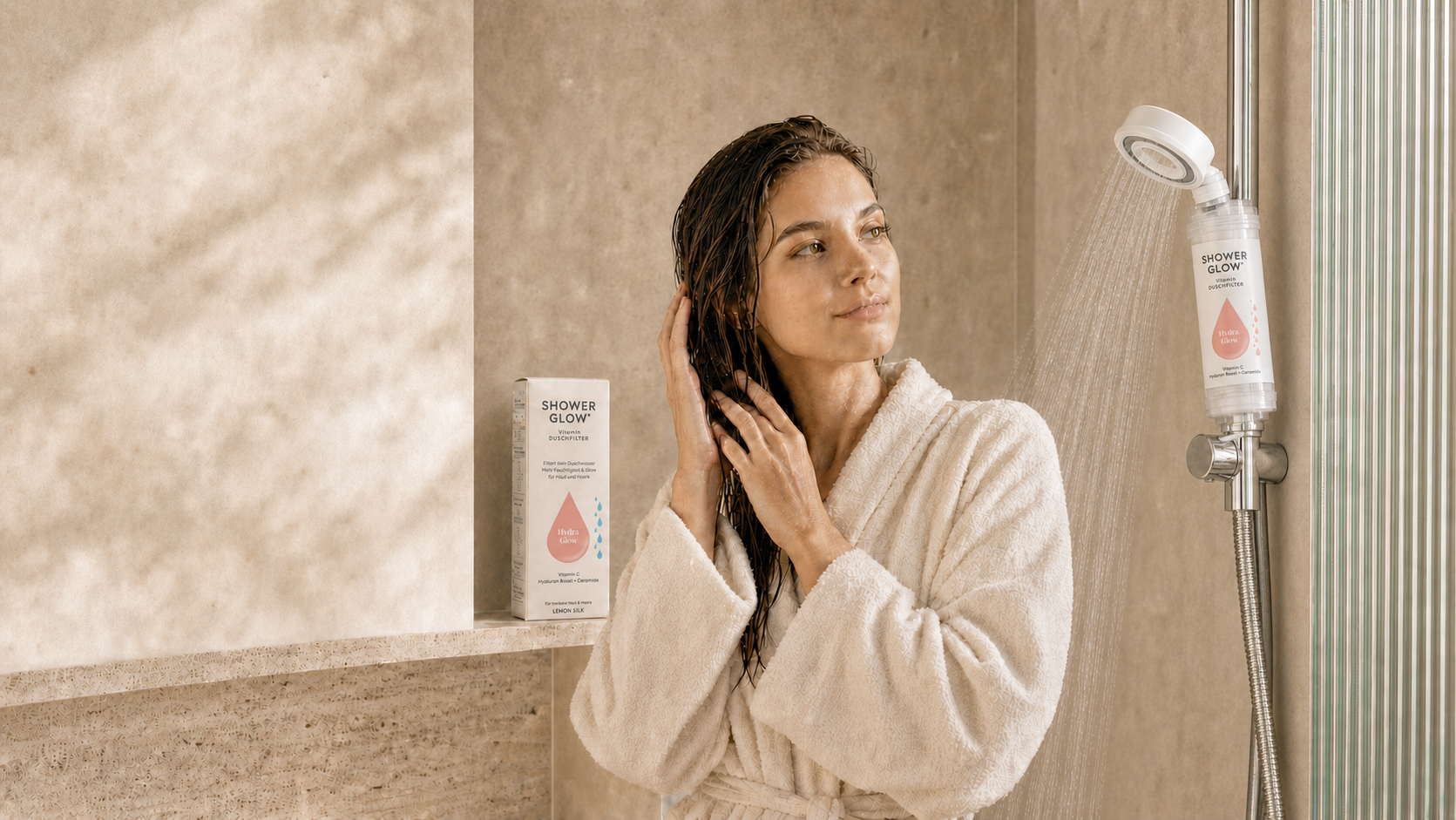 ShowerGlow Hydra Glow, Frau genießt die Dusche